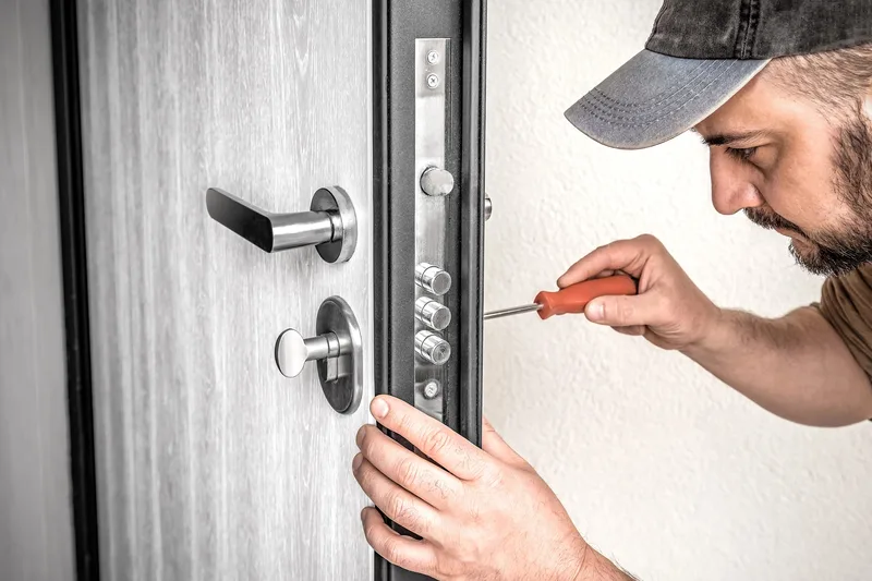 Serrurier professionnel en intervention — AAS Serrurier, Versailles (78)
